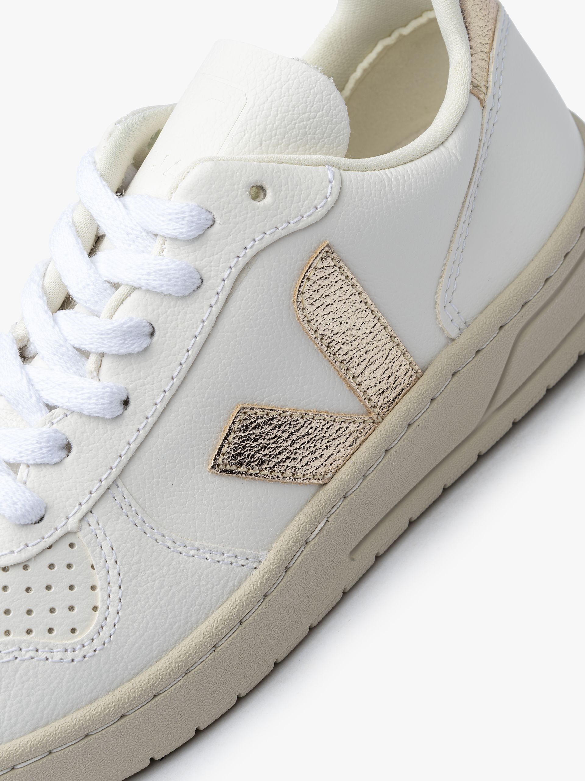 Veja V-10 Chromefree Leather