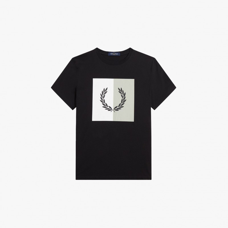 Fred Perry Laurel Wreath Graphic - M4581 102 - Fuxia, Urban Tribes United