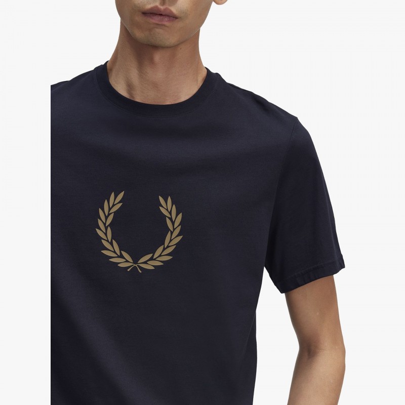 Fred Perry Laurel Wreath Graphic - M5632 608 - Fuxia, Urban Tribes United
