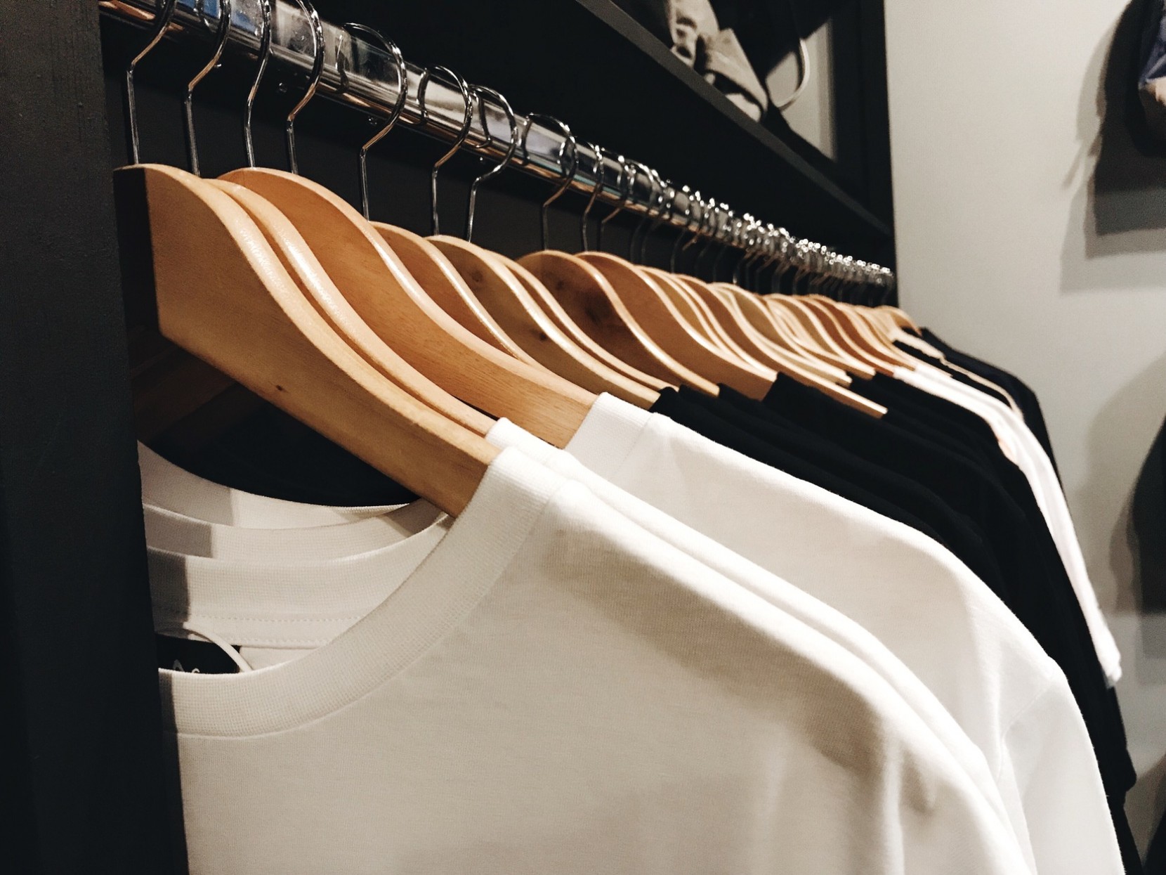 8 ideias de looks baseados numa simples t-shirt