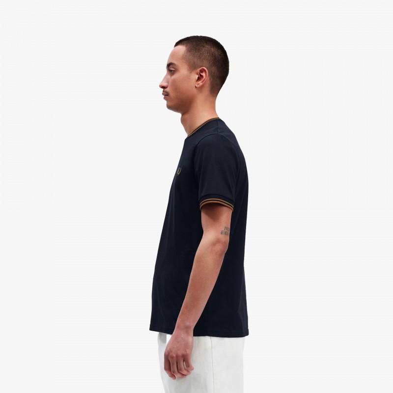 Fred Perry With Double Discontinuous Stitch Border - M1588 M68 | Fuxia