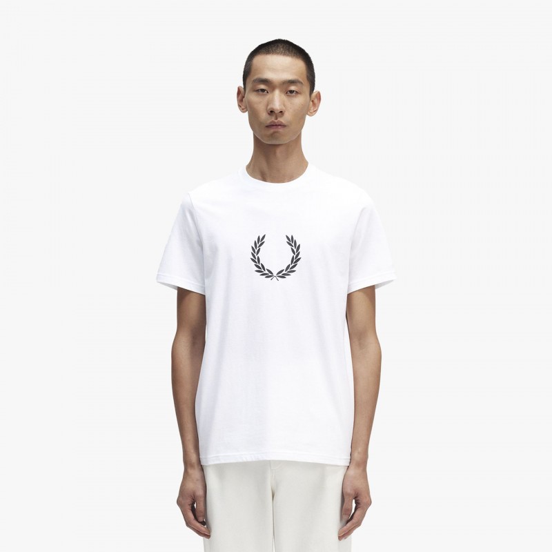 Fred Perry Laurel Wreath Graphic - M5632 100 - Fuxia, Urban Tribes United