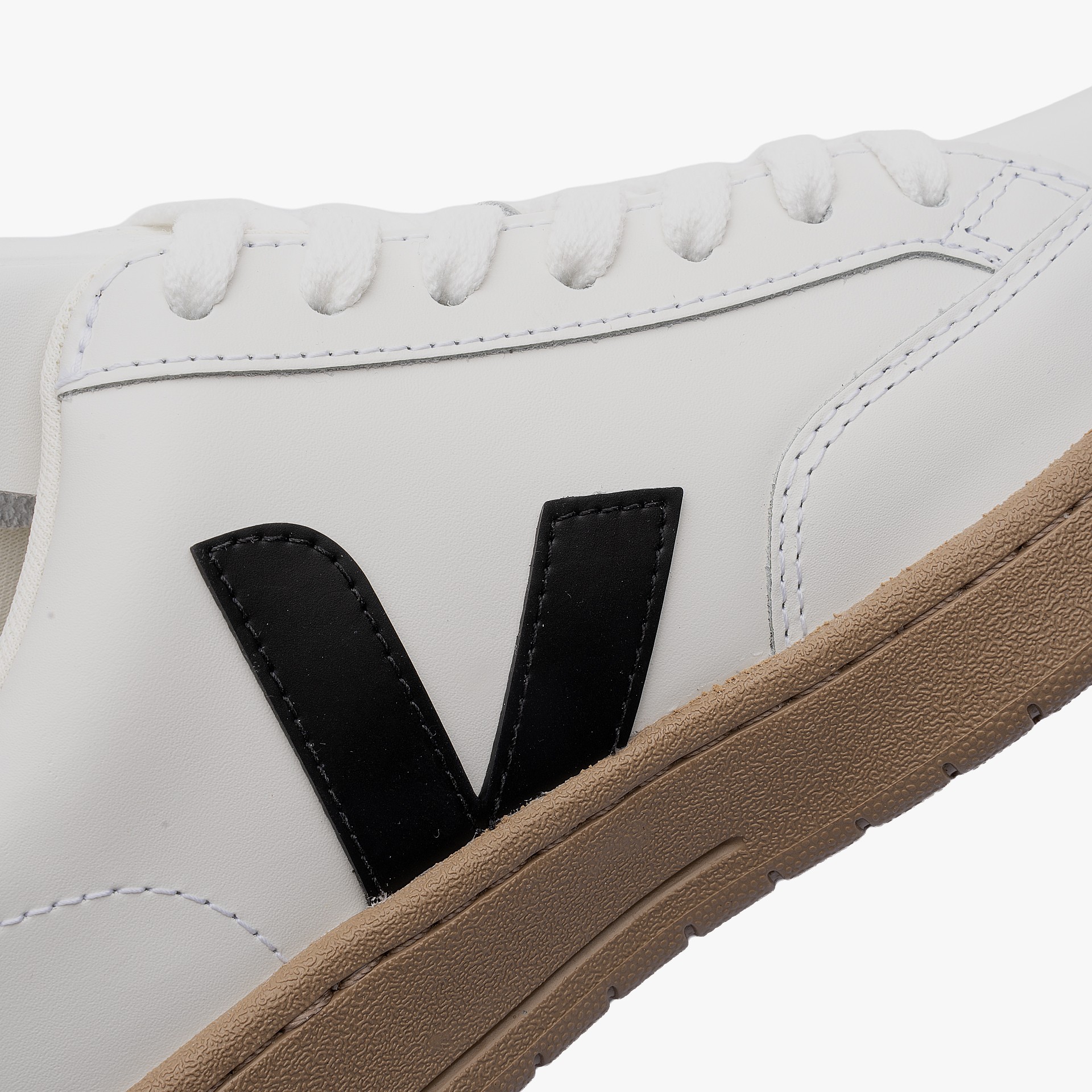 Veja V-12 Leather