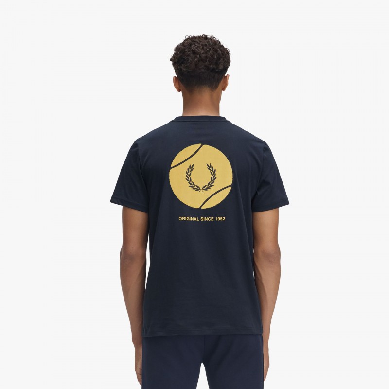 Fred Perry Tennis Graphic - M9909 608 - Fuxia, Urban Tribes United
