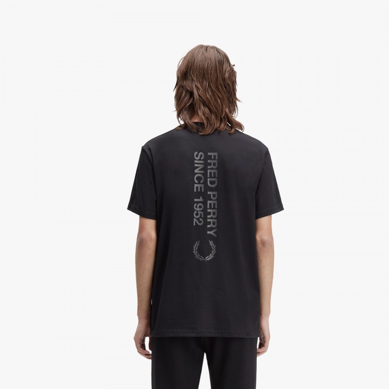 Fred Perry Bold Branding - M1303 102 - Fuxia, Urban Tribes United