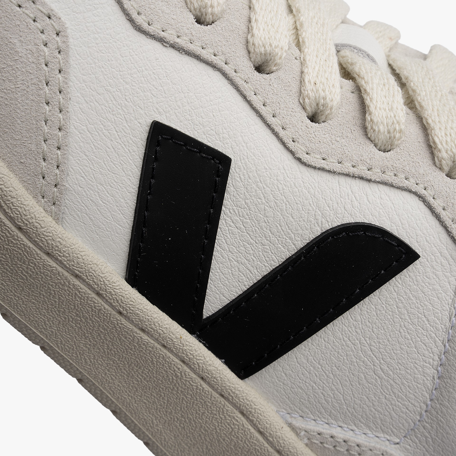 Veja V-90 O.T. Leather