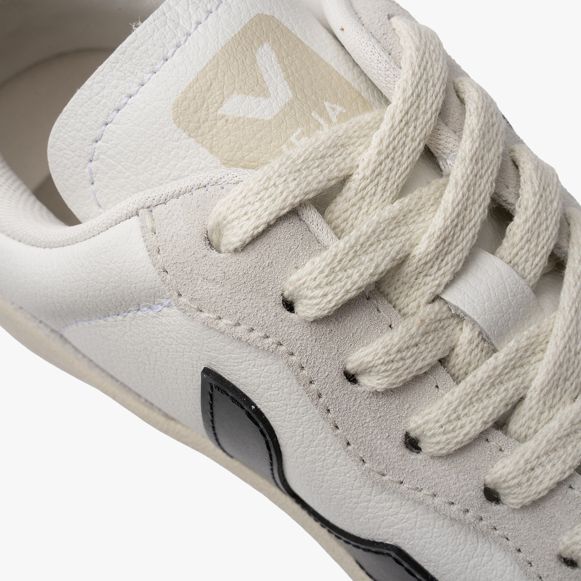 Veja V-90 O.T. Leather