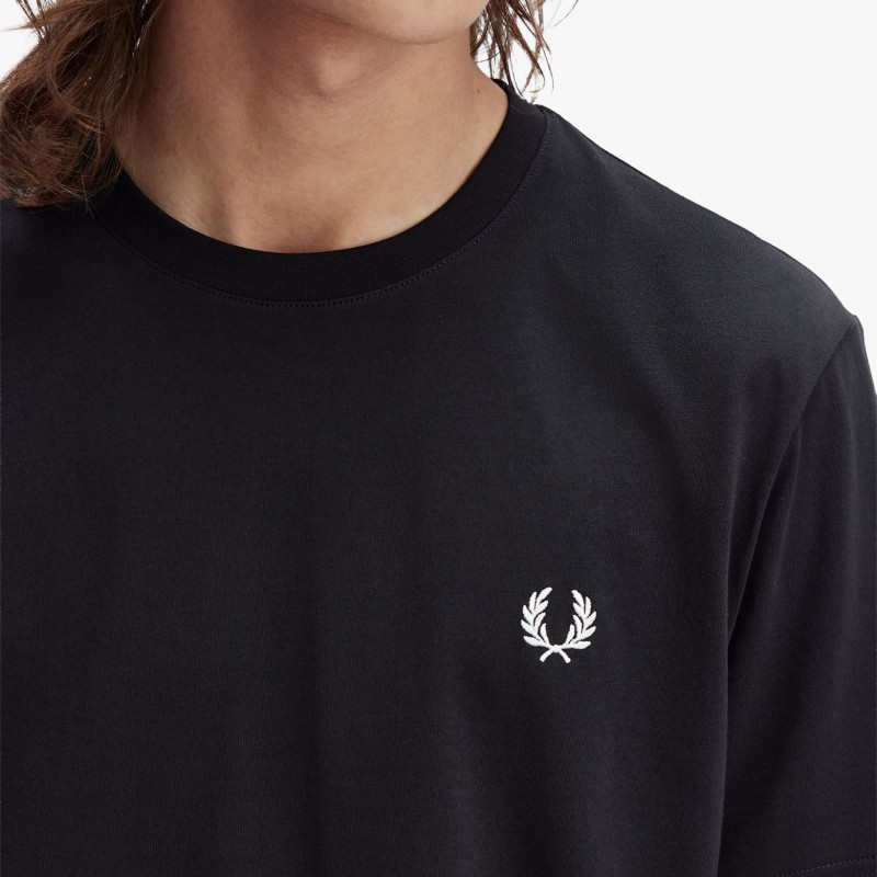 Fred Perry Bold Branding - M1303 102 - Fuxia, Urban Tribes United