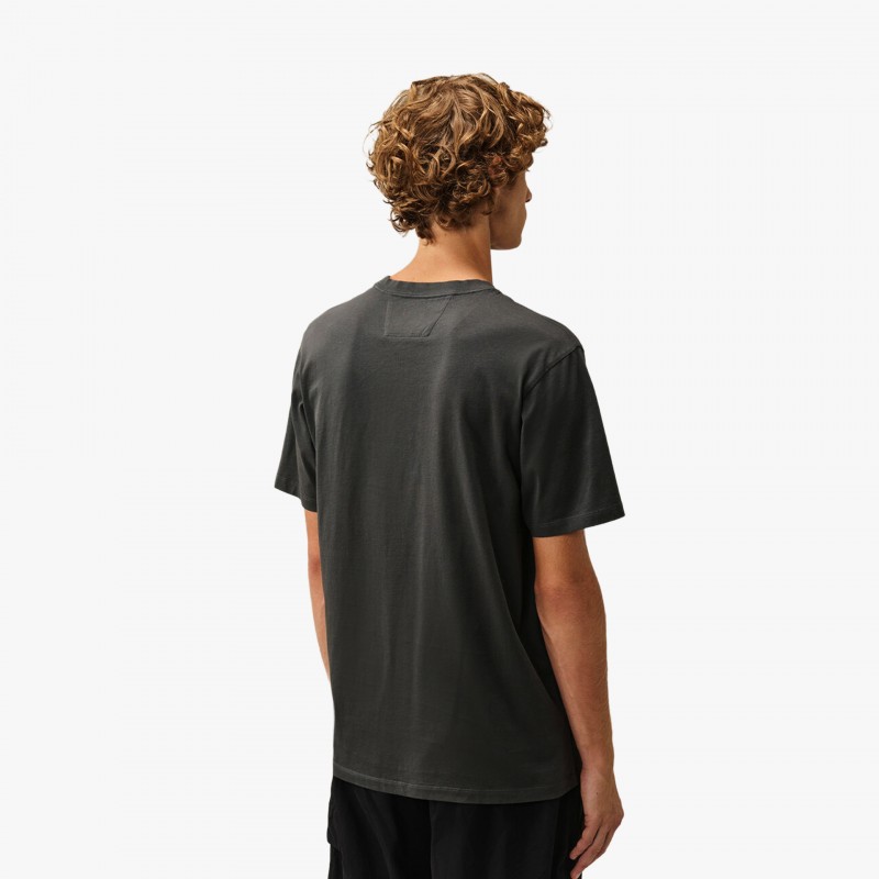 C.P. Company 30/1 Jersey Short Sleeve Logo Patch T-Shirt C.P. Company 30/1 Jersey Short Sleeve Logo Patch T-Shirt - 21CMTS726A 005100W 985 - Fuxia, Urban Tribes United
