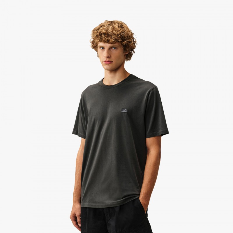 C.P. Company 30/1 Jersey Short Sleeve Logo Patch T-Shirt C.P. Company 30/1 Jersey Short Sleeve Logo Patch T-Shirt - 21CMTS726A 005100W 985 - Fuxia, Urban Tribes United