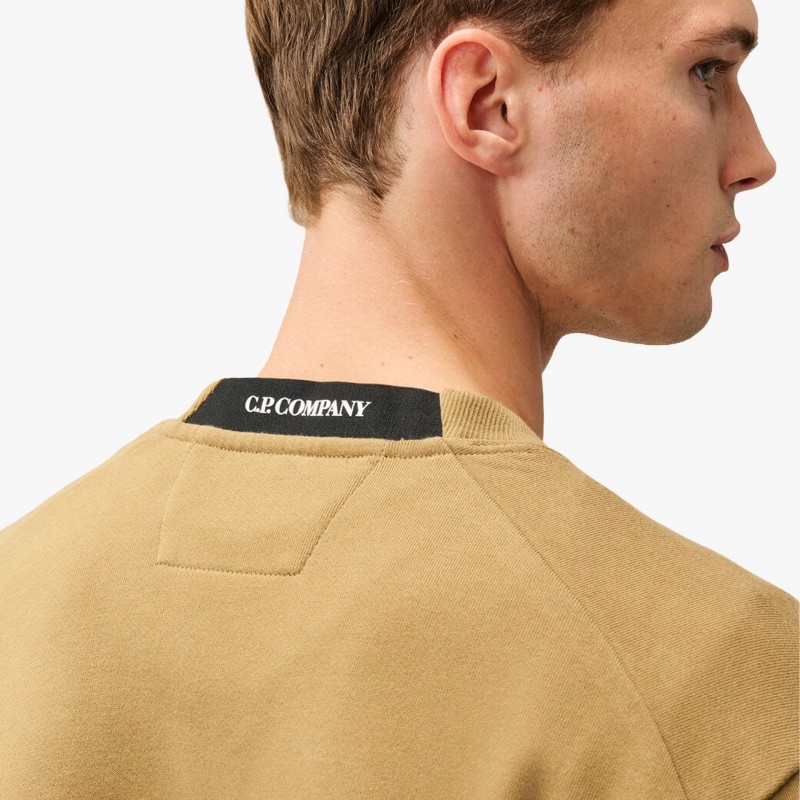 C.P. Company Diagonal Raised Fleece Lens Crewneck Sweatshirt C.P. Company Diagonal Raised Fleece Lens Crewneck Sweatshirt - 21CMSS713A 005086W 340 - Fuxia, Urban Tribes United