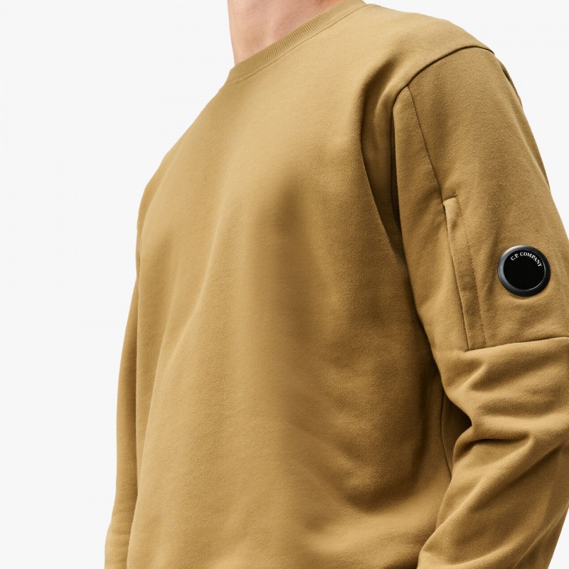 C.P. Company Diagonal Raised Fleece Lens Crewneck Sweatshirt C.P. Company Diagonal Raised Fleece Lens Crewneck Sweatshirt - 21CMSS713A 005086W 340 - Fuxia, Urban Tribes United